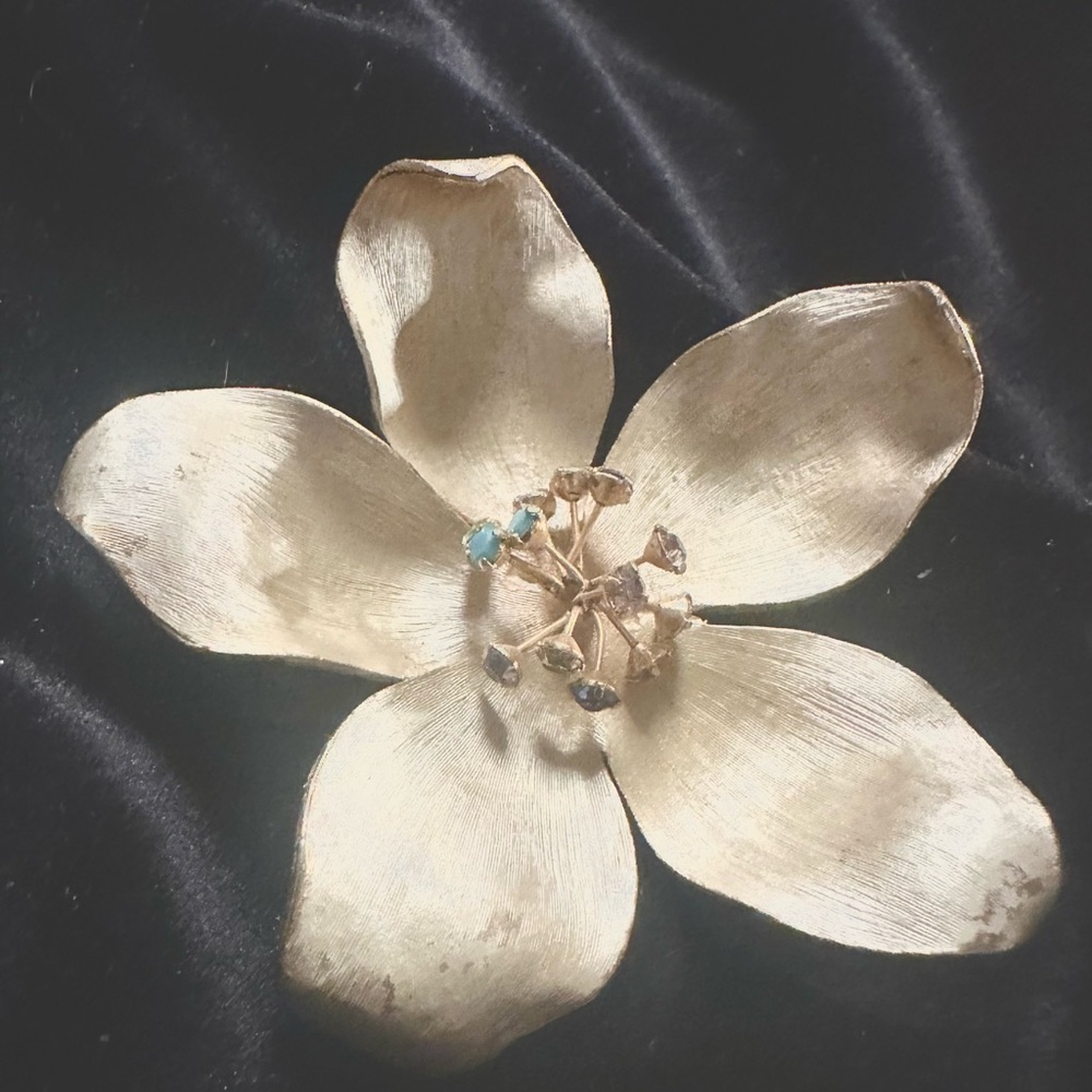 Elegant Gold Flower Brooch